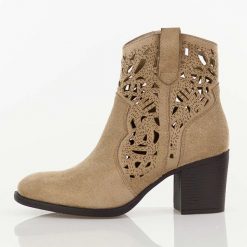 Beżowe botki damskie na słupku M.Daszyński Sa250-5. Brązowe botki damskie M.Daszyński, na jesień, bez wzorów, z jeansu, boho, z okrągłym noskiem, bez obcasa, na obcasie, bez zapięcia. Za 229.00 zł.