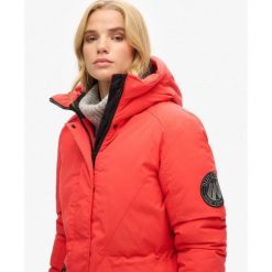 Kurtka Parka City z ociepleniem. Czerwone kurtki damskie Superdry, bez wzorów, bez kaptura. W wyprzedaży za 452.55 zł.