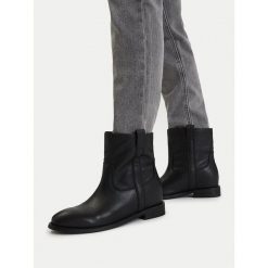 Botki Badura. Czarne botki damskie Badura, bez wzorów, bez obcasa, na płaskiej podeszwie, bez zapięcia. Za 349.99 zł.