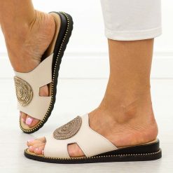 Beżowe skórzane klapki damskie Filippo Dk7041/25. Brązowe klapki damskie Filippo, na lato, z aplikacjami, z materiału, eleganckie, z okrągłym noskiem, bez obcasa, na koturnie, bez zapięcia. Za 199.00 zł.