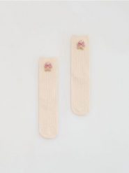 Skarpetki ze świąteczną naszywką - beżowy. Brązowe skarpetki damskie Reserved, z aplikacjami. Za 29.99 zł.