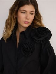 Koszula z ozdobnym kwiatem - czarny. Czarne koszule damskie Reserved, l, bez wzorów, z bawełny, bez kołnierzyka, bez ramiączek. W wyprzedaży za 119.99 zł.