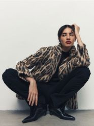 Marynarka z wełną - wielobarwny. Marynarki i żakiety damskie Reserved, bez wzorów, z tkaniny, bez kołnierzyka, bez ramiączek. W wyprzedaży za 299.99 zł.