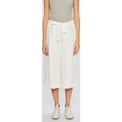 Answear - Spodnie Stripes Vibes. Białe spodnie materiałowe damskie ANSWEAR, bez wzorów, z poliesteru, casualowe, z podwyższonym stanem. W wyprzedaży za 34.90 zł.
