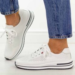 Białe ażurowe skórzane półbuty damskie Filippo Dp7608/26. Białe półbuty damskie Filippo, na lato, w ażurowe wzory, z jeansu, casualowe, z okrągłym noskiem, bez obcasa, na płaskiej podeszwie, bez zapięcia. W wyprzedaży za 197.10 zł.