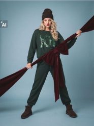 Świąteczna bluza crewneck z cekinowym napisem JOY - zielony. Zielone bluzy damskie Sinsay, l, bez wzorów, wizytowe, bez ramiączek, bez kaptura. Za 39.99 zł.