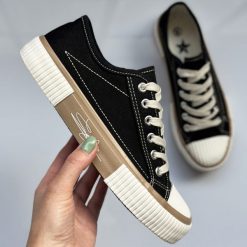 Czarne trampki damskie Super Star 525-c4. Czarne trampki i tenisówki damskie Suzana, bez wzorów, z tkaniny, bez zapięcia. Za 109.00 zł.