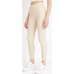 Jasnobeżowe Legginsy Amarhiphae. Brązowe legginsy damskie Born2be, z aplikacjami, z dzianiny. Za 49.99 zł.
