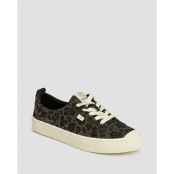 Trampki ze skóry zamszowej Cariuma OCA Suede Black Jaguar Print. Czarne trampki i tenisówki damskie CARIUMA, bez wzorów, ze skóry, bez zapięcia. W wyprzedaży za 276.75 zł.