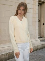 Kopertowy sweter z wiązaniem - kremowy. Białe swetry nierozpinane damskie Sinsay, l, bez wzorów, bez kołnierzyka, bez ramiączek. Za 59.99 zł.