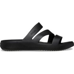 Klapki plażowe damskie Crocs Getaway Strappy. Czarne klapki damskie Crocs, bez wzorów, sportowe, bez obcasa, bez zapięcia. W wyprzedaży za 140.76 zł.