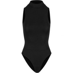 Damski tank top z wysokim dekoltem Urban Classics. Czarne topy damskie Urban Classics, bez wzorów, bez kołnierzyka, bez ramiączek. Za 198.50 zł.