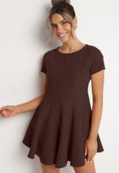 Brązowa Rozkloszowana Sukienka z Krótkim Rękawem i Ozdobnymi Przeszyciami Meporea. Brązowe sukienki damskie Born2be, na co dzień, l, bez wzorów, eleganckie, bez kołnierzyka, bez ramiączek, mini, rozkloszowane. Za 69.99 zł.