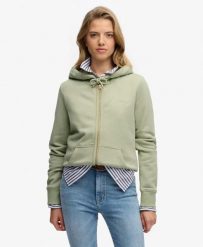 Superdry damska bluza z kapturem Essential Logo Zip Half Brushed – Dusty Sage. Zielone bluzy damskie Superdry, uniwersalny, bez wzorów, z bawełny, klasyczne, bez ramiączek, z kapturem. Za 286.80 zł.