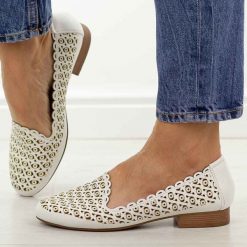 Białe ażurowe półbuty damskie M.Daszyński Sa222-14. Białe półbuty damskie M.Daszyński, na lato, w ażurowe wzory, ze skóry, casualowe, z okrągłym noskiem, bez obcasa, na płaskiej podeszwie, bez zapięcia. Za 179.00 zł.