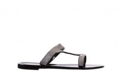 Klapki Sca'viola 933 Black, Czarny, Silikon - 37. Czarne klapki damskie Sca'viola, na lato, bez wzorów, z tworzywa sztucznego, eleganckie, bez obcasa, bez zapięcia. W wyprzedaży za 62.10 zł.