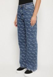 Niebieskie Jeansy o Szerokim Kroju z Wysokim Stanem i Ozdobnym Nadrukiem Evellexa. Niebieskie jeansy damskie Born2be, bez wzorów, z jeansu, klasyczne, z podwyższonym stanem. Za 139.99 zł.
