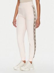 Guess Spodnie dresowe V2YB15 KB3P2 Różowy Regular Fit. Czerwone spodnie dresowe damskie Guess, z aplikacjami, z dresówki. Za 299.99 zł.