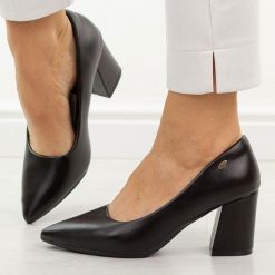 Czarne czółenka damskie Potocki 41314. Czarne czółenka damskie POTOCKI, na jesień, bez wzorów, ze skóry, eleganckie, bez obcasa, na słupku, bez zapięcia. Za 199.00 zł.