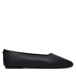 Baleriny Calvin Klein. Czarne balerinki damskie Calvin Klein, bez wzorów, bez obcasa, bez zapięcia. Za 449.99 zł.