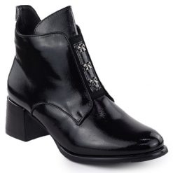 Botki damskie lakierowane z kokardkami na klocku czarne M.Daszyński 2481. Czarne botki damskie M.Daszyński, bez wzorów, z lakierowanej skóry, eleganckie, bez obcasa, bez zapięcia. Za 299.99 zł.