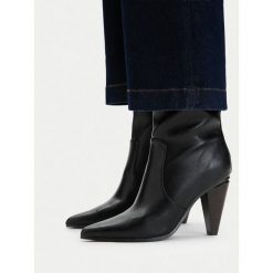 Botki MEXX. Czarne botki damskie Mexx, bez wzorów, bez obcasa, na słupku, bez zapięcia. Za 379.99 zł.