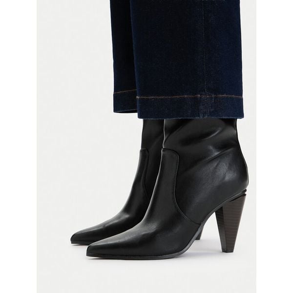 Botki MEXX. Czarne botki damskie Mexx, bez wzorów, bez obcasa, na słupku, bez zapięcia. Za 379.99 zł.
