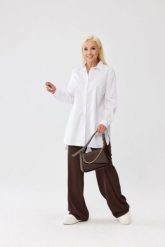 Klasyczna biała koszula Elena zapinana na guziki, asymetryczny krój PLUS SIZE XXL OVERSIZE JESIEŃ. Białe koszule damskie Moda Size Plus Iwanek, plus size, bez wzorów, z bawełny, biznesowe, z asymetrycznym kołnierzem, bez ramiączek. Za 199.90 zł.