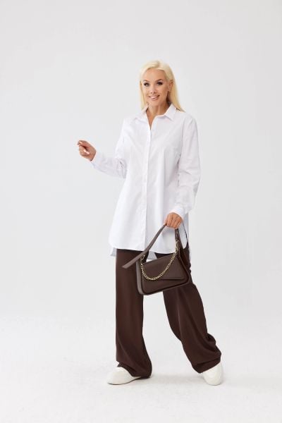 Klasyczna biała koszula Elena zapinana na guziki, asymetryczny krój PLUS SIZE XXL OVERSIZE JESIEŃ. Białe koszule damskie Moda Size Plus Iwanek, plus size, bez wzorów, z bawełny, biznesowe, z asymetrycznym kołnierzem, bez ramiączek. Za 199.90 zł.