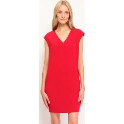 Sukienka damska gładka. Czerwone sukienki damskie TOP SECRET, na co dzień, bez wzorów, eleganckie, bez kołnierzyka, bez ramiączek, mini, proste. W wyprzedaży za 69.99 zł.