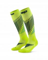 Długie skarpety kompresyjne dla mężczyzn z wełną Merino Core Run CEP. Czarne skarpety męskie CEP, bez wzorów, z elastanu. Za 199.00 zł.