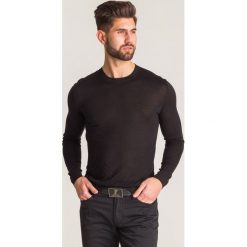 Czarny jedwabny sweter Versace Collection z tłoczonym wzorem - Czarny. Czarne swetry męskie Versace Collection, l, z aplikacjami, z jedwabiu, bez kołnierzyka, bez ramiączek. Za 447.60 zł.