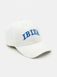 Czapka z daszkiem z haftowanym napisem Ibiza - biały. Białe czapki damskie Sinsay, bez wzorów. Za 19.99 zł.