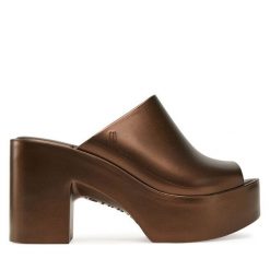 Klapki Melissa. Brązowe klapki damskie Melissa, bez wzorów, bez obcasa, bez zapięcia. Za 599.99 zł.