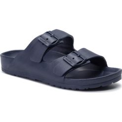 Klapki basenowe WALKY MP50-8644. Czarne klapki męskie Walky, bez wzorów, z tworzywa sztucznego, bez zapięcia. Za 29.99 zł.
