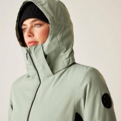 Kurtka narciarska damska z membraną Issy Dare 2b. Zielone kurtki sportowe damskie Dare 2B, na zimę, bez wzorów, z tkaniny, bez ramiączek, bez kaptura, narciarskie. W wyprzedaży za 599.99 zł.