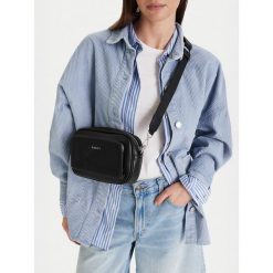 Torebka Roxy. Czarne listonoszki damskie Roxy, bez wzorów, bez dodatków. Za 99.99 zł.