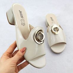 Klapki na klocku z ozdobą lakierowane beżowe Jezzi 214. Brązowe klapki damskie Jezzi, z aplikacjami, z lakierowanej skóry, eleganckie, bez obcasa, bez zapięcia. Za 95.00 zł.