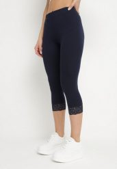 Granatowe Legginsy Bawełniane z Elastyczną Gumką i Koronką na Nogawkach Efrine. Niebieskie legginsy damskie Born2be, bez wzorów, z bawełny. Za 19.99 zł.