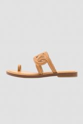 MICHAEL KORS Brązowe klapki Alma Flat Sandal. Brązowe klapki damskie Michael Kors, bez wzorów, bez obcasa, bez zapięcia. W wyprzedaży za 419.99 zł.
