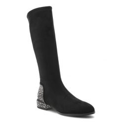 Kozaki damskie D&A by S.Barski o wysokim fasonie z elastyczną cholewką i ozdobnym obcasem z kryształkami czarne, MR62-9057 Black. Czarne kozaki damskie S.BARSKI, bez wzorów, bez obcasa, na obcasie, bez zapięcia. Za 339.00 zł.