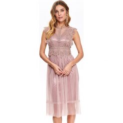 Zwiewna tiulowa sukienka. Czerwone sukienki damskie TOP SECRET, na co dzień, na lato, bez wzorów, z koronki, eleganckie, bez kołnierzyka, bez ramiączek, midi, plisowane. W wyprzedaży za 99.99 zł.