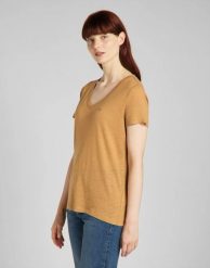 LEE V NECK TEE DAMSKI T-SHIRT TOBACCO BROWN L41JENSZ 112140036. Brązowe t-shirty damskie Lee, l, bez wzorów, bez kołnierzyka, bez ramiączek. Za 69.99 zł.