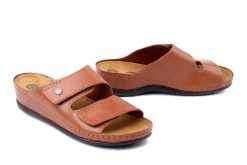 DR. BRINKMANN 700777-21 cognac, klapki damskie. Brązowe klapki damskie Dr. Brinkmann, na lato, bez wzorów, ze skóry, bez obcasa, bez zapięcia. Za 195.42 zł.