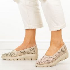 Beżowe ażurowe skórzane półbuty damskie Filippo Dp7694/26. Brązowe półbuty damskie Filippo, na lato, w ażurowe wzory, z jeansu, casualowe, bez obcasa, bez zapięcia. W wyprzedaży za 192.72 zł.