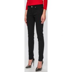 Silvian Heach - Jeansy Britney. Białe jeansy damskie Silvian Heach, bez wzorów, z bawełny. W wyprzedaży za 239.90 zł.