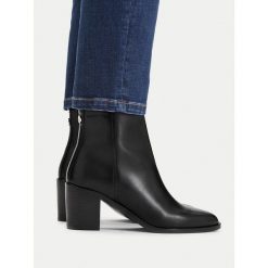 Botki U.S. Polo Assn. Czarne botki damskie U.S. Polo Assn., bez wzorów, bez obcasa, na słupku, bez zapięcia. Za 449.99 zł.
