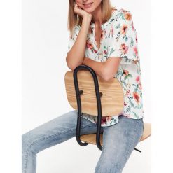 BLUZKA W KWIATOWY WZÓR, O LUŹNYM KROJU. Białe bluzki damskie TOP SECRET, bez wzorów, eleganckie, bez kołnierzyka, bez ramiączek. W wyprzedaży za 89.99 zł.