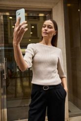 Prążkowany sweter z bufiastymi rękawami beżowy. Brązowe swetry nierozpinane damskie MOODO, l, bez wzorów, prążkowane, bez kołnierzyka, bez ramiączek. Za 109.99 zł.