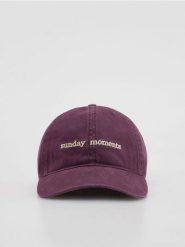 Czapka z daszkiem - ciemnofioletowy. Fioletowe czapki damskie Reserved, bez wzorów. Za 59.99 zł.